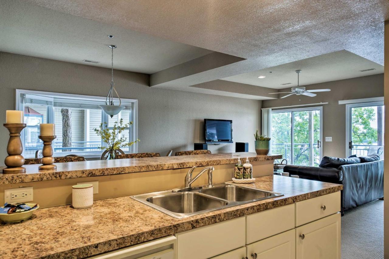 Waterfront Lake Ozark Condo With Deck And Pools ภายนอก รูปภาพ