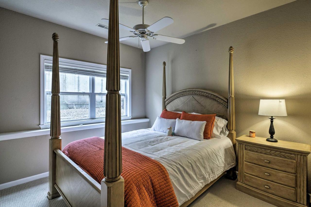 Waterfront Lake Ozark Condo With Deck And Pools ภายนอก รูปภาพ